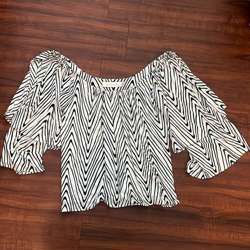 Tbags Los Angeles Black and White Beautiful Top Size Small LIKE NEW